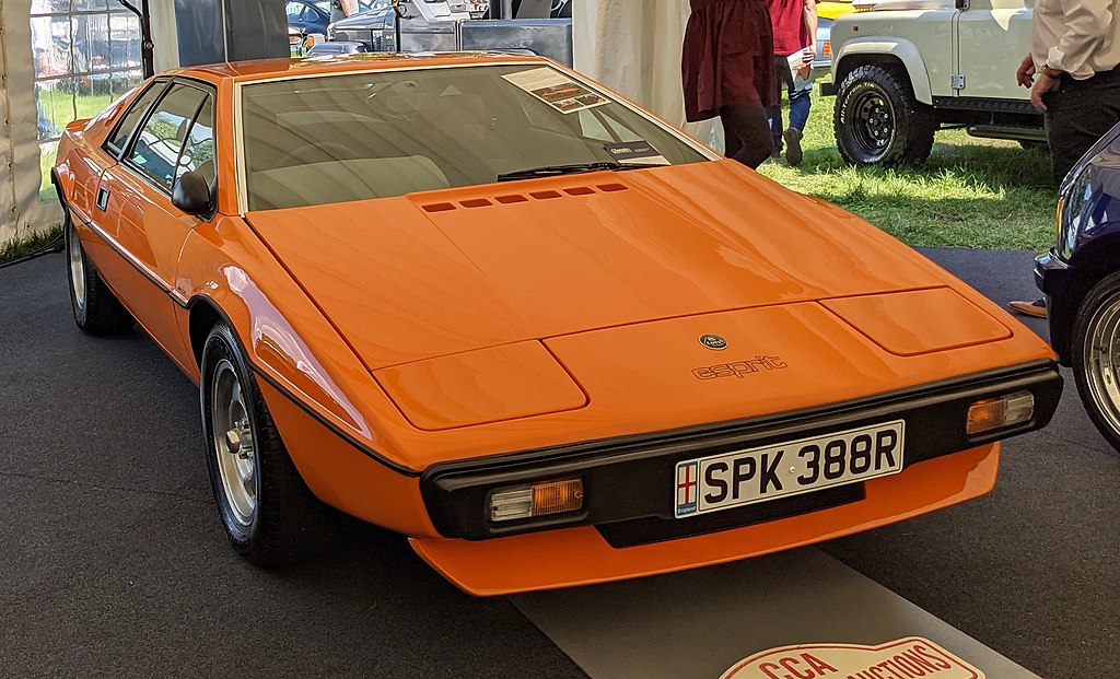 une Lotus Esprit S1 1976 orange, vue de 3/4 avant droit