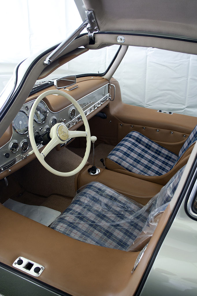 l'habitacle de la Mercedes-Benz 300SL Gullwing récemment restaurée, avec le bel intérieur en tissu à carreaux, au Concours d’Élégance de Greenwich 2012