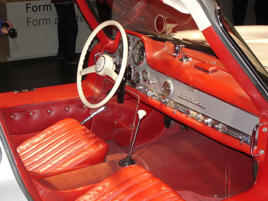 l'habitacle rouge de la Mercedes-Benz 300 SL (Musée Mercedes-Benz de Stuttgart)