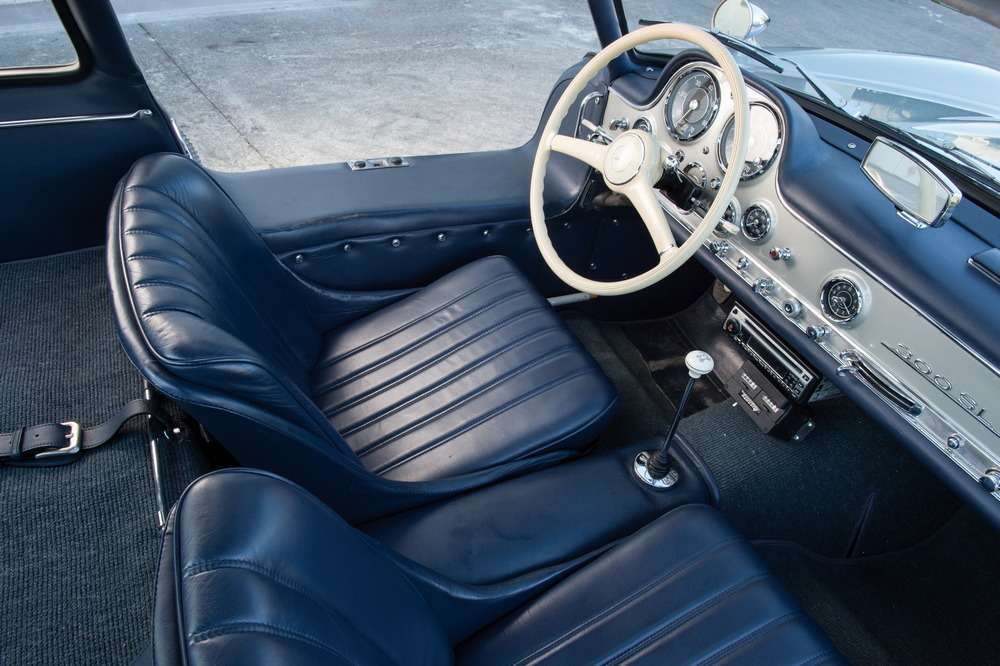 l'habitacle cuir bleu de la Mercedes-Benz 300 SL 1955