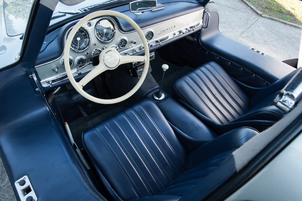 l'habitacle cuir bleu de la Mercedes-Benz 300 SL 1955 (autre vue)