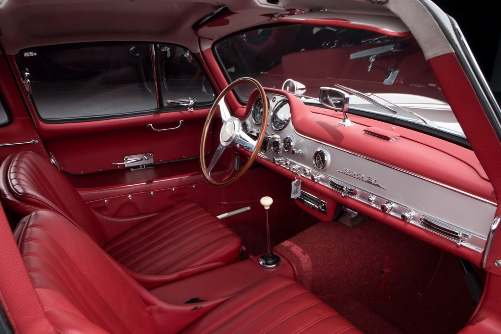 l'habitacle cuir rouge de la Mercedes-Benz 300 SL 1955 gris métallisé