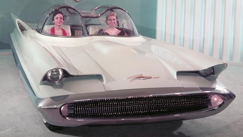 la Lincoln Futura 1955 vue de face avec 2 femmes dans l'habitacle