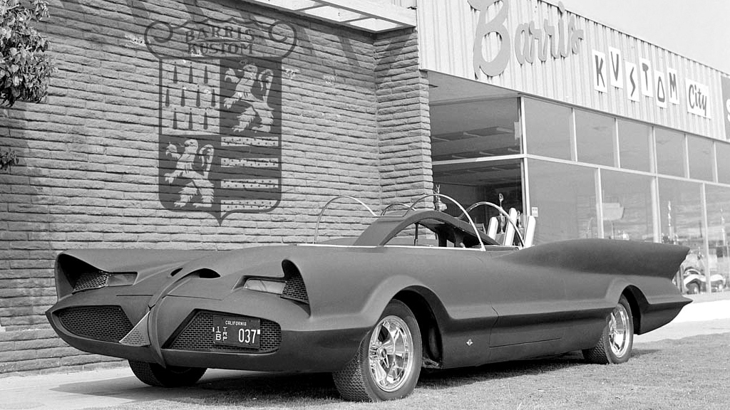 la Batmobile 1966 vue de 3/4 avant gauche en pleine rénovation chez Barris Kustom City