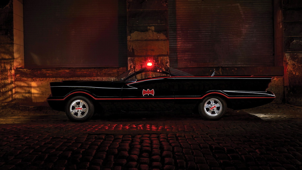 la Batmobile 1966 vue de profil gauche avec phares, feux et gyrophare allumés