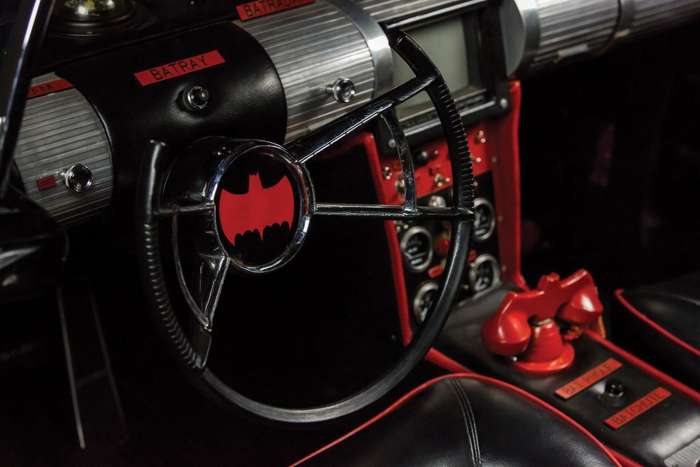 zoom sur le volant dans l'habitacle de la Batmobile 1966