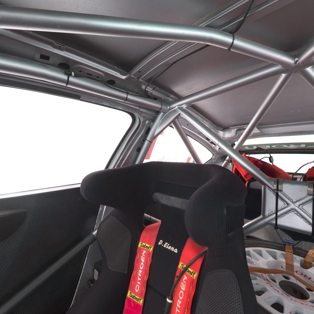 l'intérieur de la Citroën C4 WRC, siège baquet et stucture tubulaire