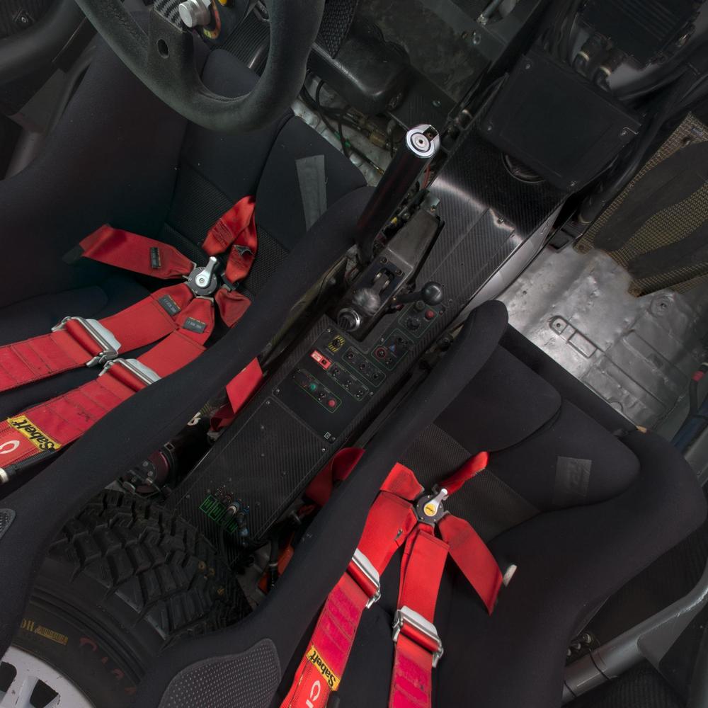 l'intérieur de la Citroën C4 WRC, sièges baquets et commandes