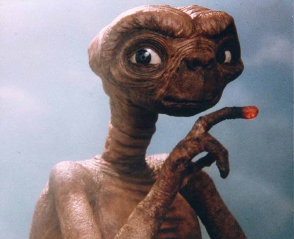 E.T. en portrait de 3/4 profil droit avec son doigt levé et illuminé