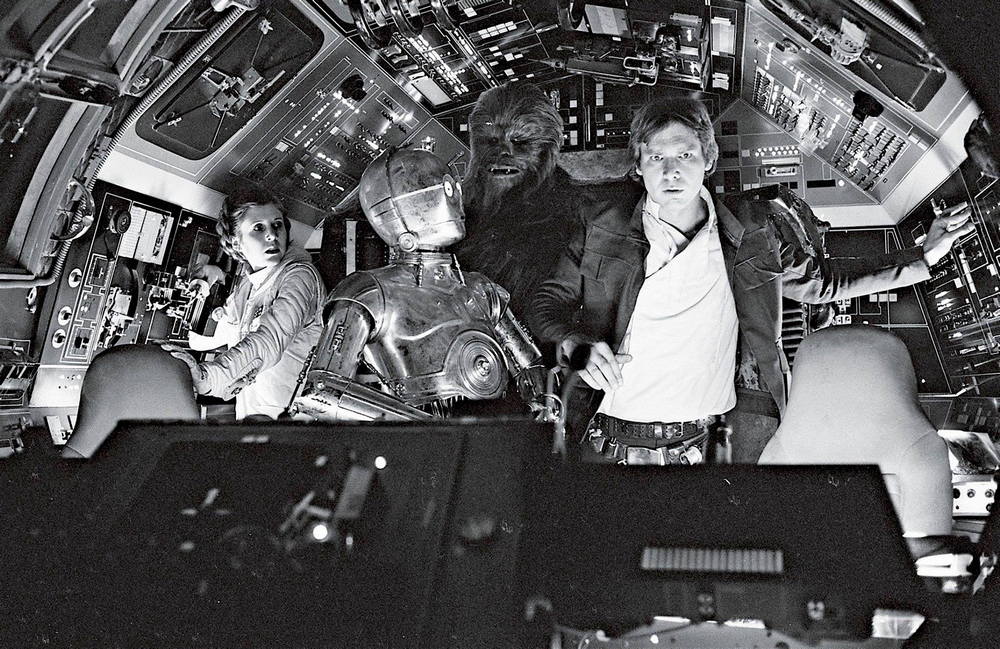 Han, C-3PO, Chewbacca et Leia debout dans le cockpit