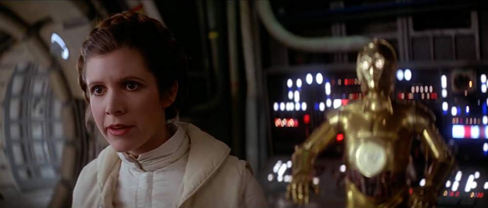 Leia et C-3PO dans la soute principale