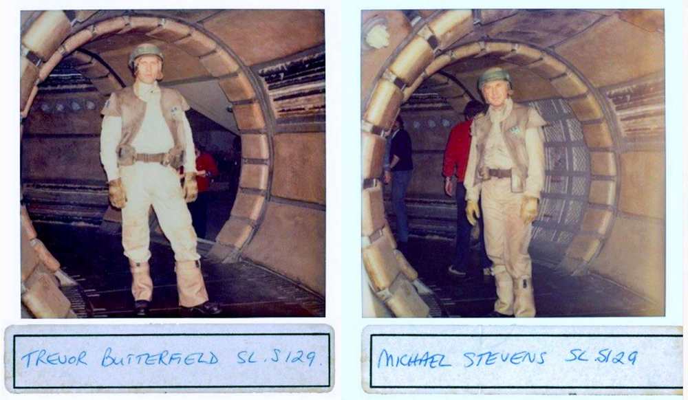 2 polaroïds montre à gauche Trevor Butterfield et à droite Michael Stevens, tous 2 en tenue de soldat rebelle