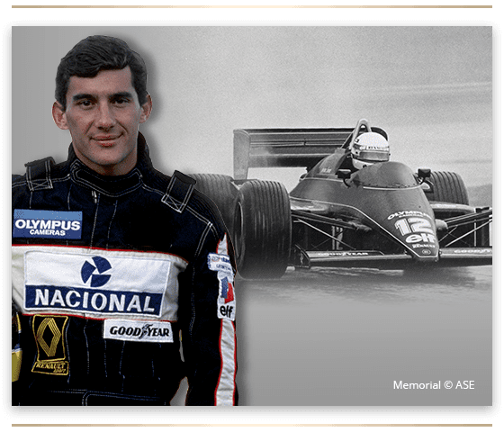 Ayrton Senna en tenue de pilote près d'une photo en noir-et-blanc de la Lotus 97T