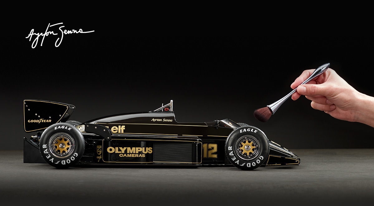 la Lotus 97T vue de profil et une main qui tient une brosette