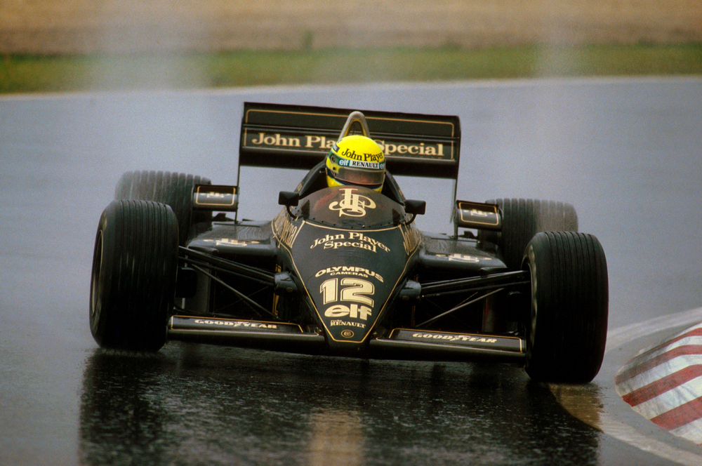 une Lotus 97T 1985 vue de face sous la pluie