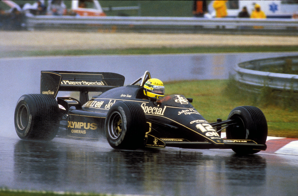 une Lotus 97T 1985 roule sur la piste sous une pluie battante