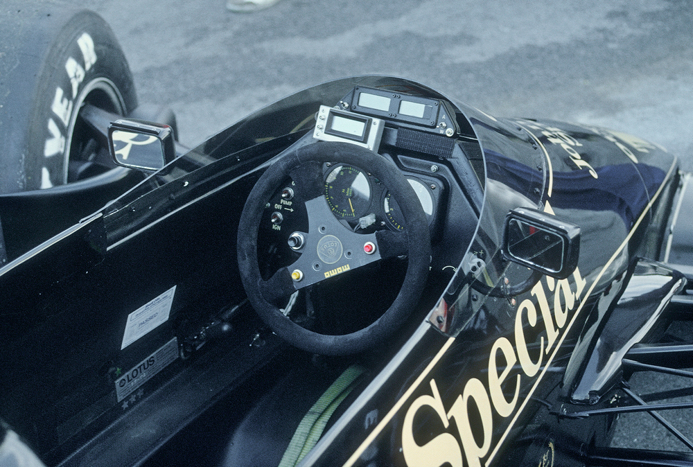 le tableau de bord de la Lotus 97T 1985