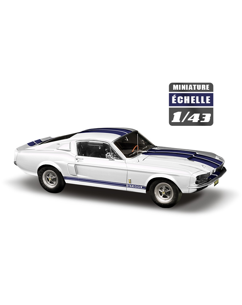 une réplique au 1/43 de la Shelby GT500 en blanc et lignes bleues marine