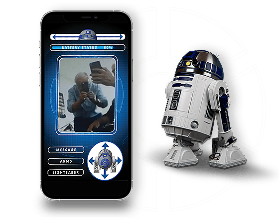 R2-D2 regarde un smartphone plus grand que lui