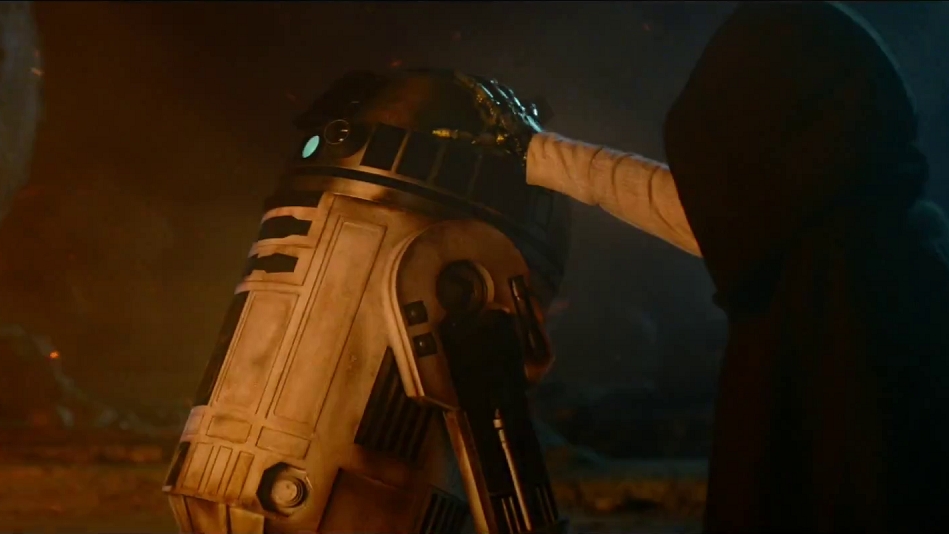 Luke pose sa main robotique sur le dome de R2-D2