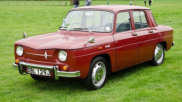 une Renault 8 (1971) au Salon de voitures classiques de Vale Royal à Arley Hall le 12 mai 2013