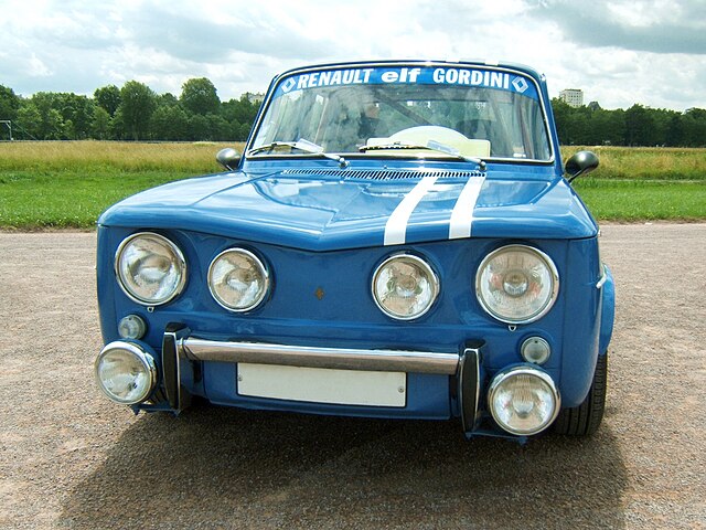 une Renault 8 Gordini vue de face