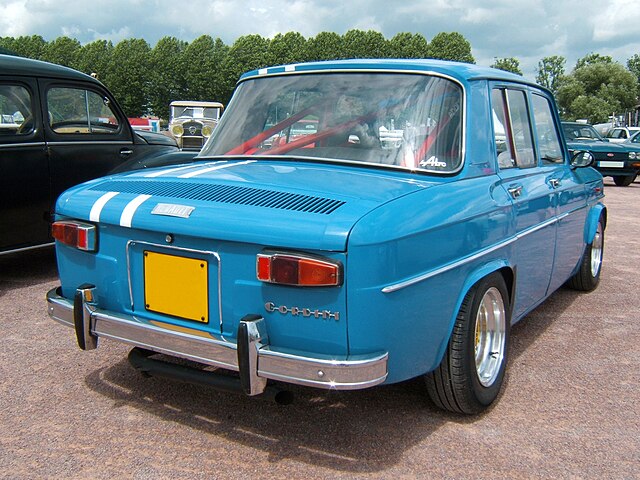 une Renault 8 Gordini vue de l'arrière