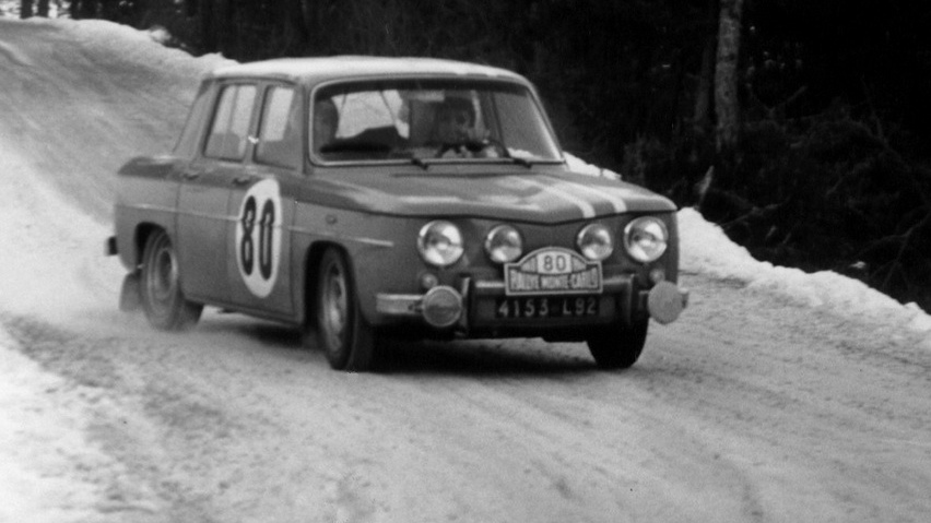 une Renault 8 Gordini 1964–1970 vue de 3/4 avant droit, en course sur une route verglacée