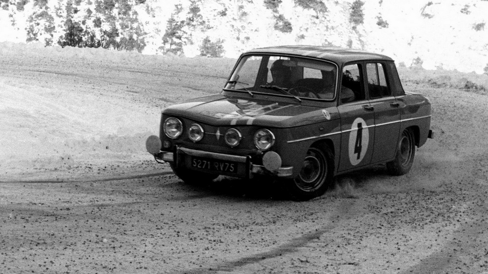 une Renault 8 Gordini 1964–1970 vue de 3/4 avant gauche, en course entrain de tourner dans un virage