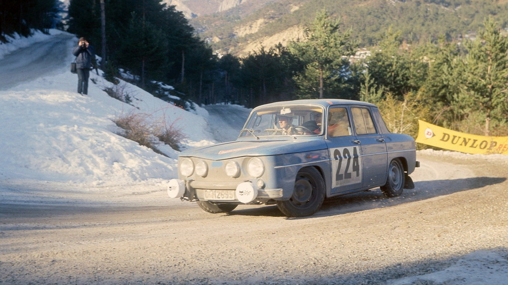 une Renault 8 Gordini 1964–1970 vue de 3/4 avant droit, en course sur une route de montagne