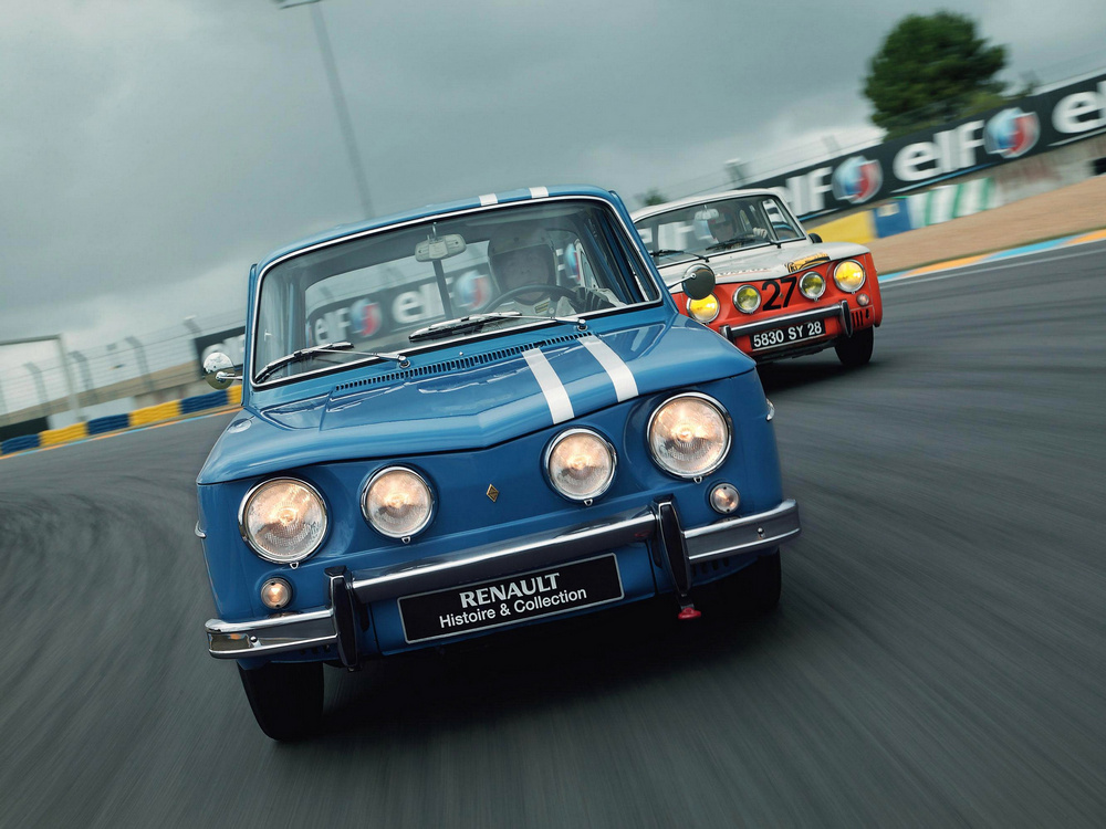 une Renault 8 Gordini 1964–1970 vue de face, en course