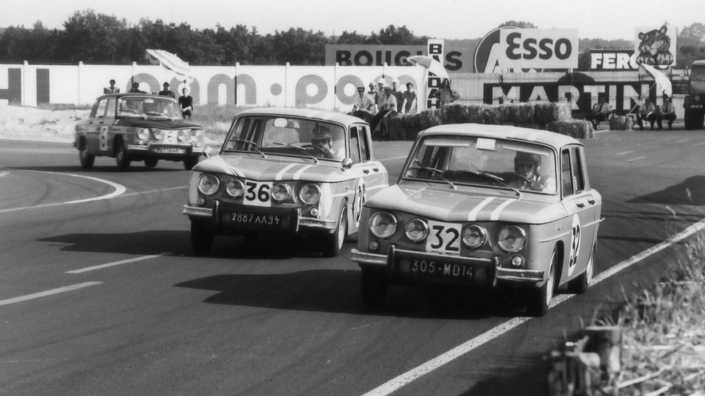 2 Renault 8 Gordini 1964–1970 vues de 3/4 avant gauche, en course