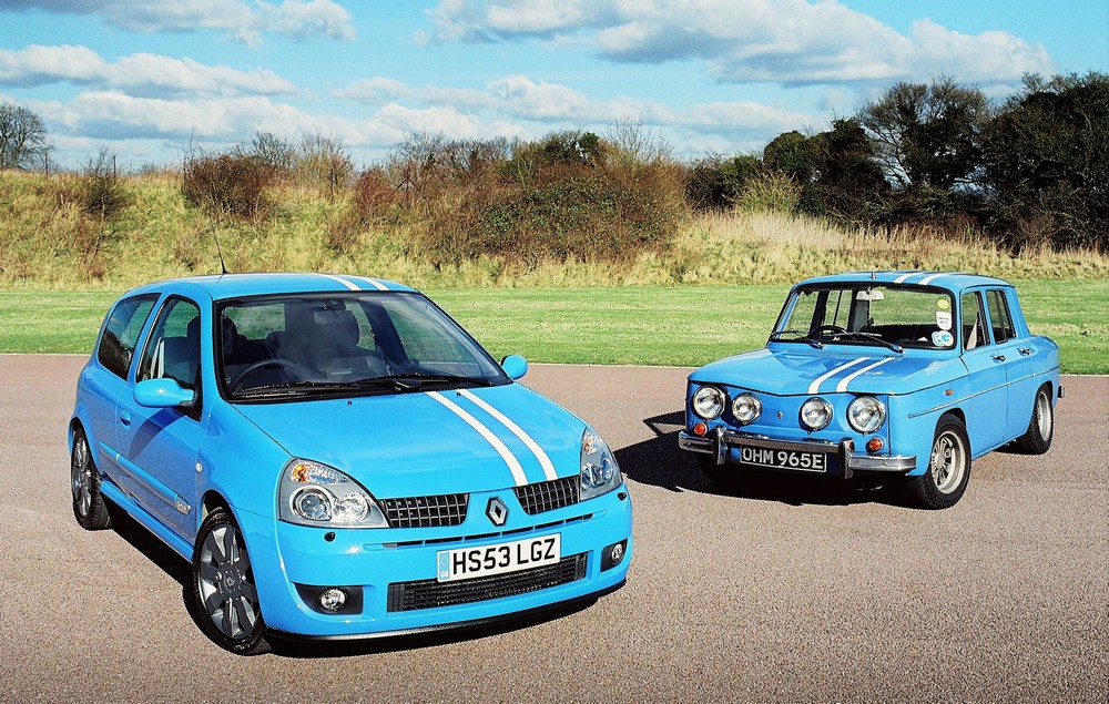 une Renault 8 Gordini et une Renault Clio 3-portes édition Gordini