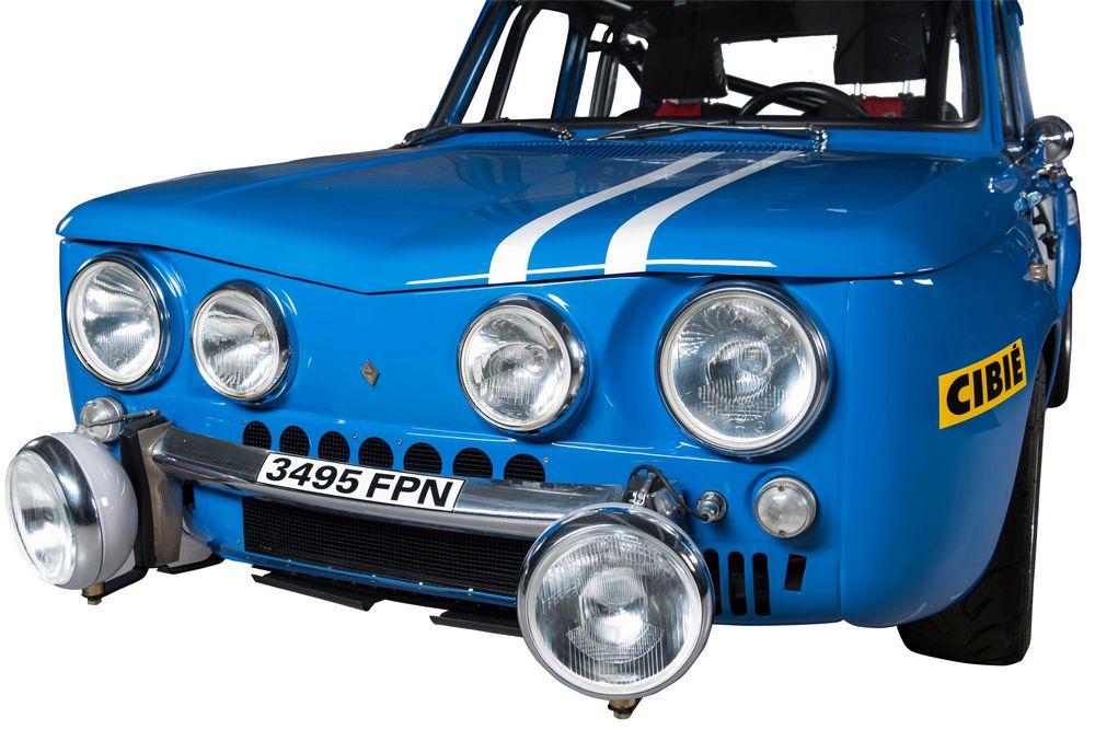 zoom sur l'avant d'une Renault 8 Gordini 1300 restaurée