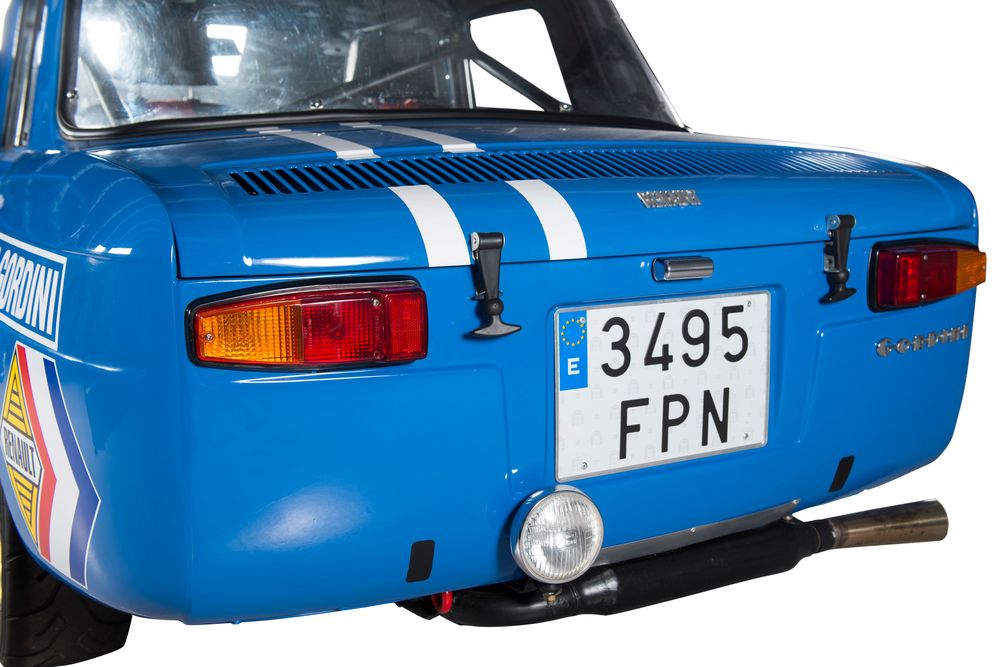 zoom sur l'arrière d'une Renault 8 Gordini 1300 restaurée