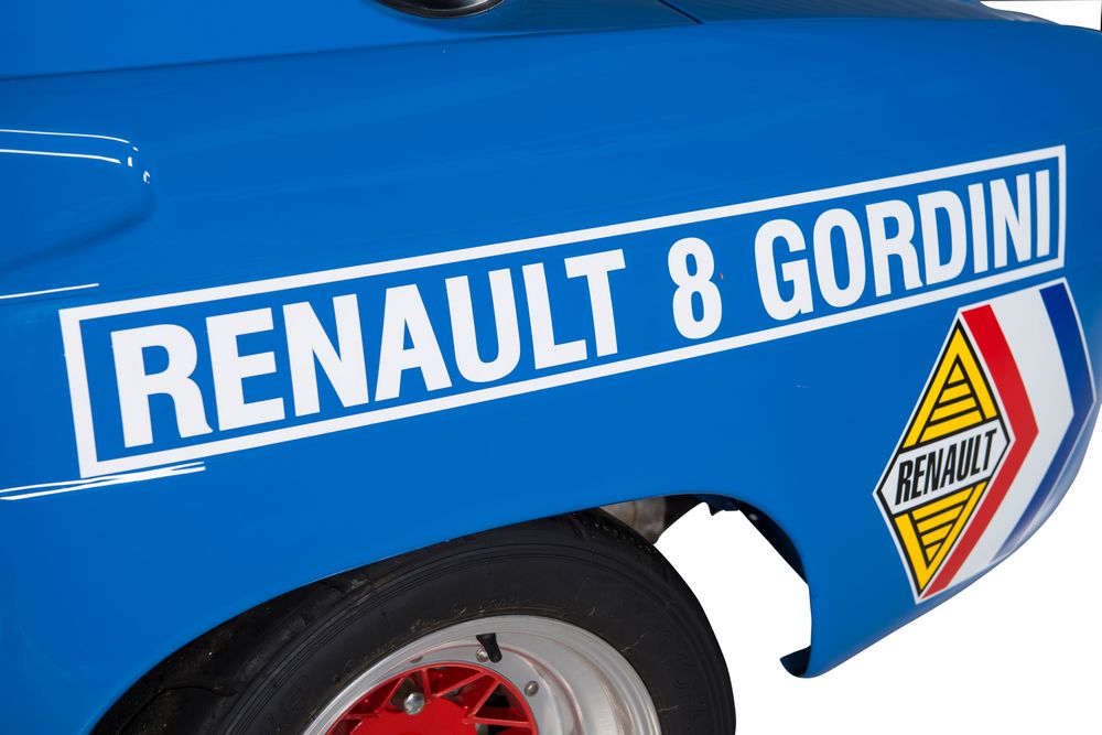 zoom sur l'aile arrière gauche d'une Renault 8 Gordini 1300 restaurée