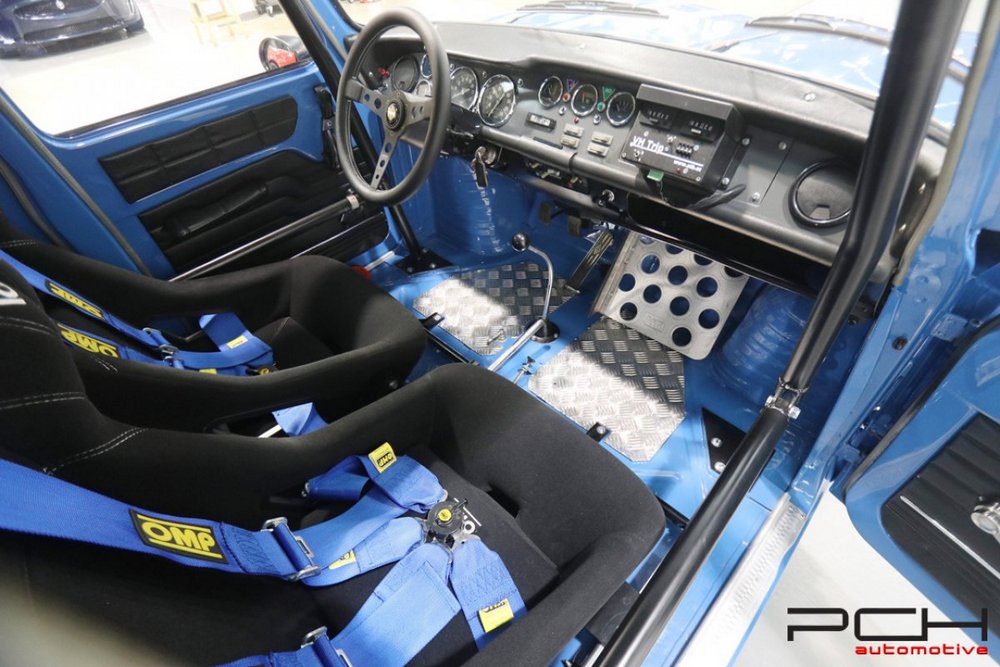 l'habitacle avant (vue du passager) d'une Renault 8 Gordini 1300 Type R1135 - Body-Off!