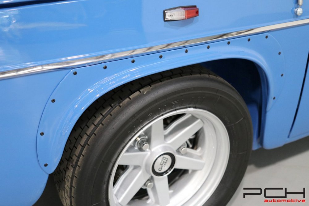 zoom sur l'aile avant gauche et la roue d'une Renault 8 Gordini 1300 Type R1135 - Body-Off!