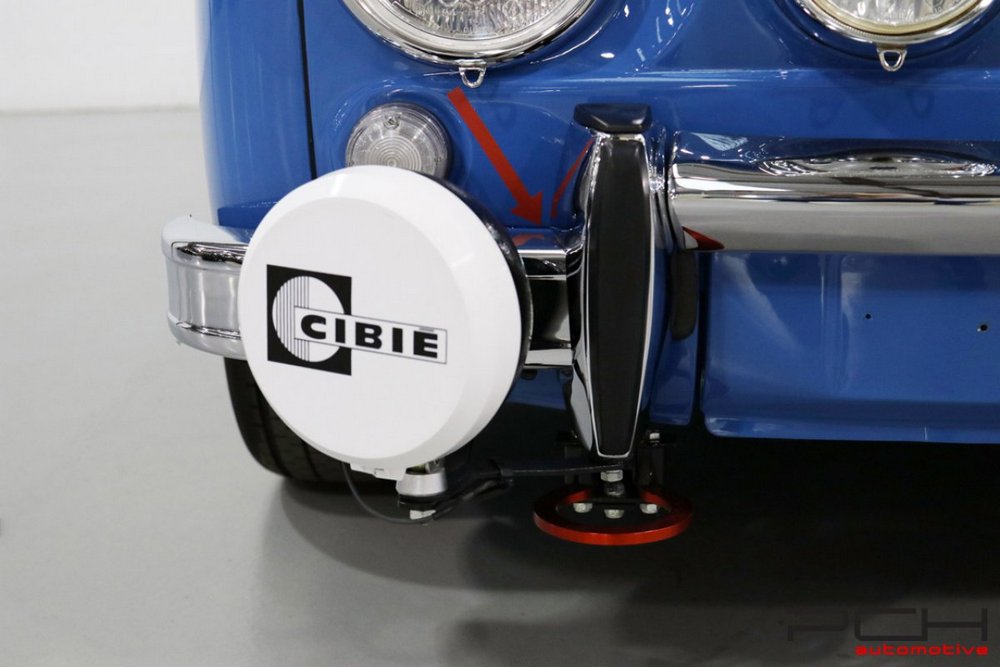 zoom sur une partie de la face avant d'une Renault 8 Gordini 1300 Type R1135 - Body-Off!