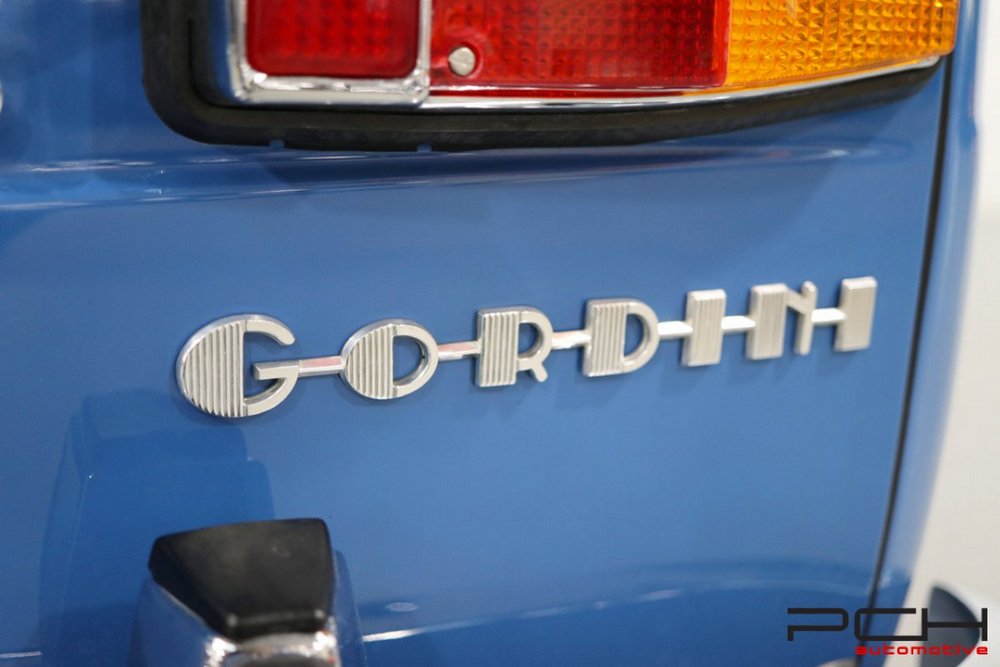 le nom Gordini aposé à l'arrière d'une Renault 8 Gordini 1300 Type R1135 - Body-Off!