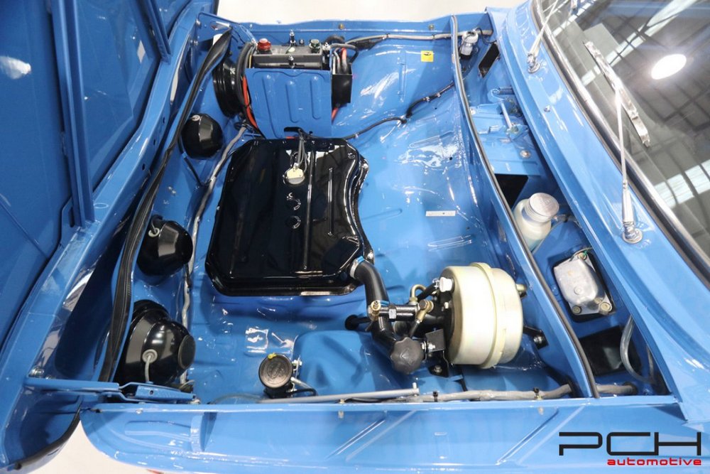 le capot avant ouvert d'une Renault 8 Gordini 1300 Type R1135 - Body-Off!