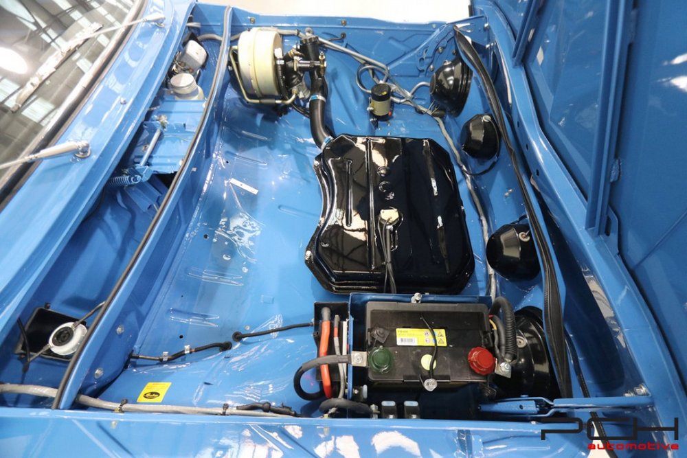 le capot avant ouvert d'une Renault 8 Gordini 1300 Type R1135 - Body-Off!