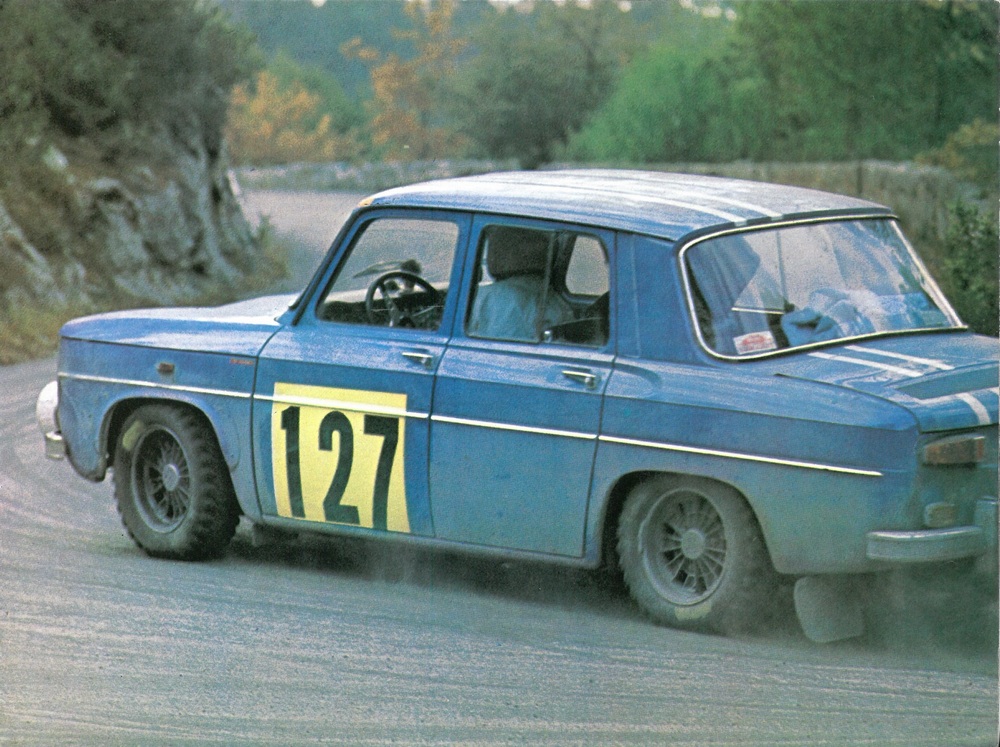 une Renault 8 Gordini 1967 en course, vue de profil gauche