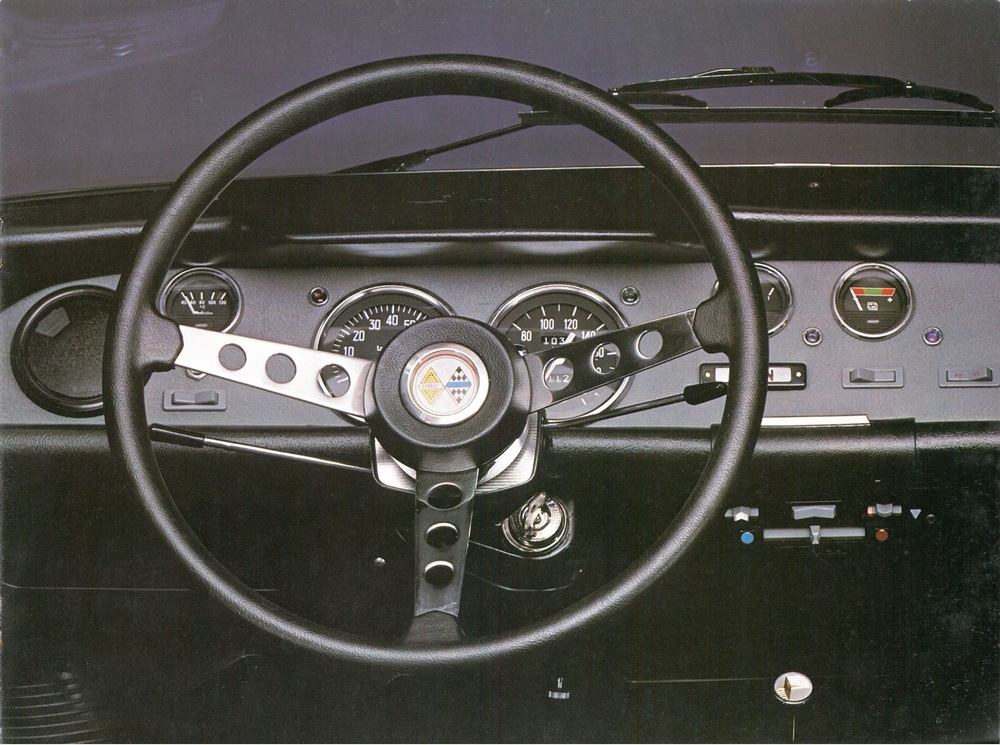 le volant et le tableau de bord d'une Renault 8 Gordini 1967