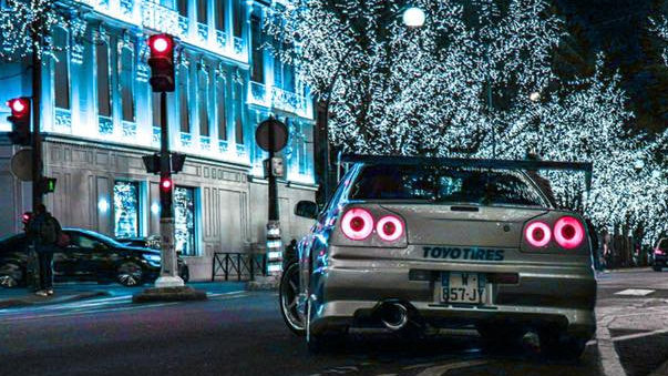 la Nissan Skyline GT-R R34 Fast & Furious vue de l'arrière, feux allumés, la nuit