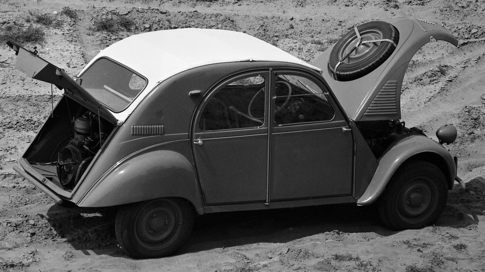 la Citroën Sahara avec le capot et la malle ouverte