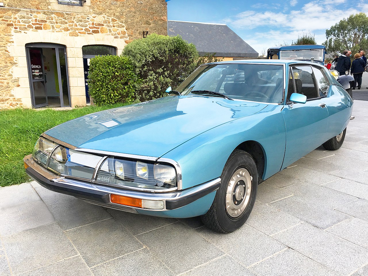une Citroën SM (bleu platine) vue de 3/4 avant gauche