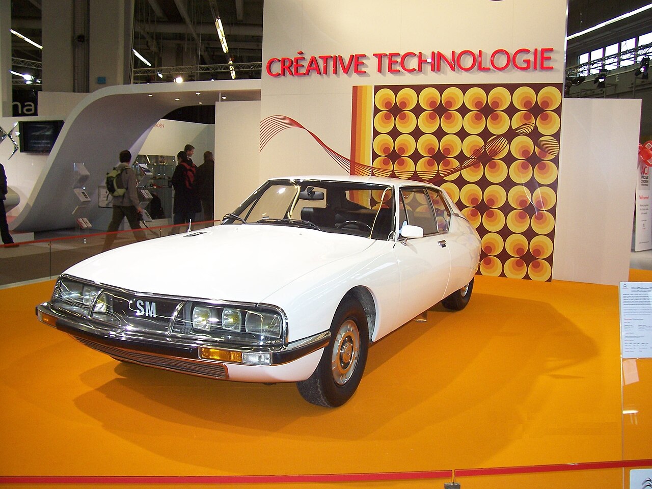 une Citroën SM blanche exposée au salon Rétromobile en 2010