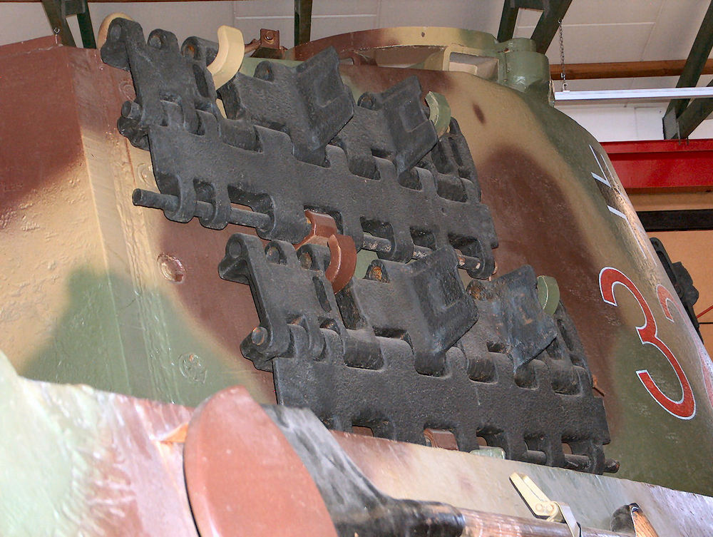 un gros plan sur les chenilles suplémentaires sur le côté avant gauche de la tourelle du Tigre II